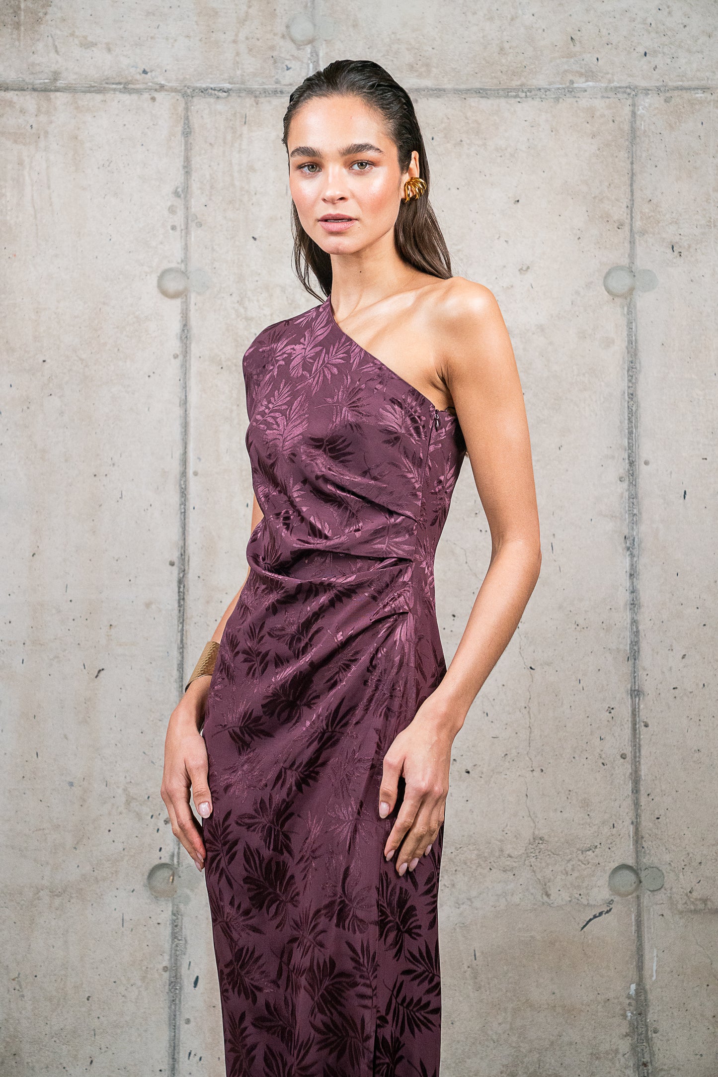 VESTIDO AURORA BERENJENA disponible en Falabella.com