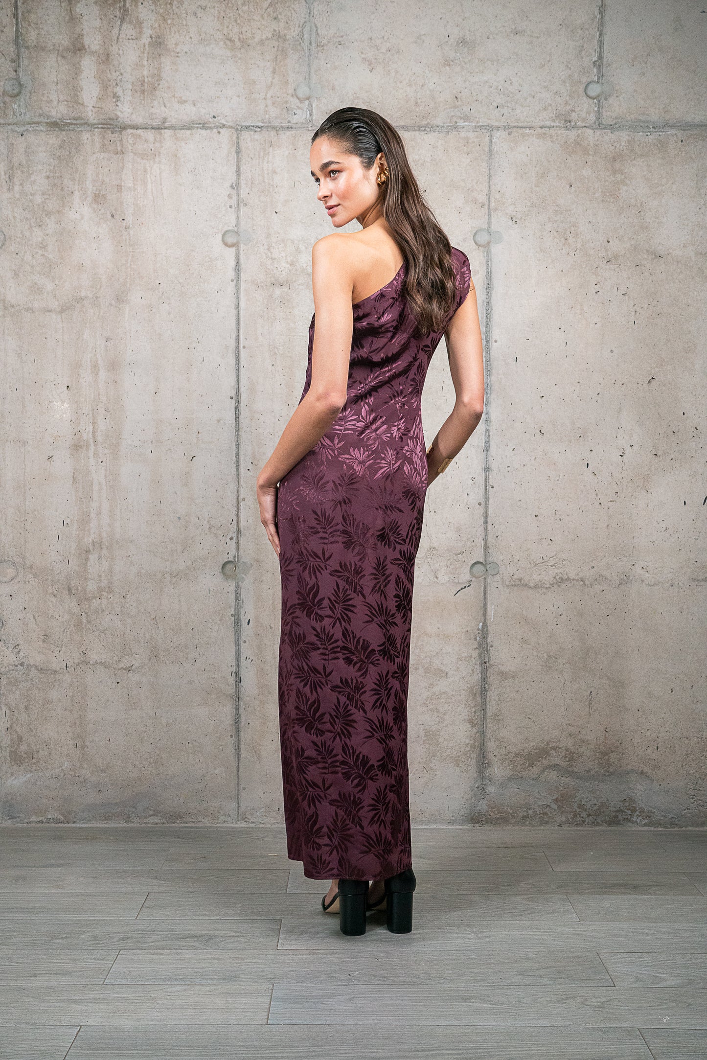 VESTIDO AURORA BERENJENA disponible en Falabella.com