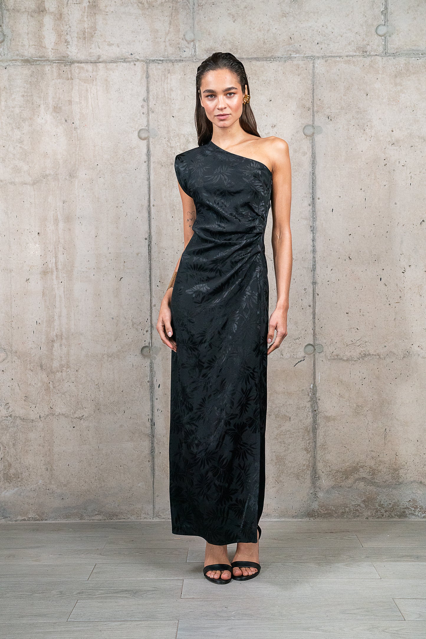 VESTIDO AURORA NEGRO disponible en Falabella.com