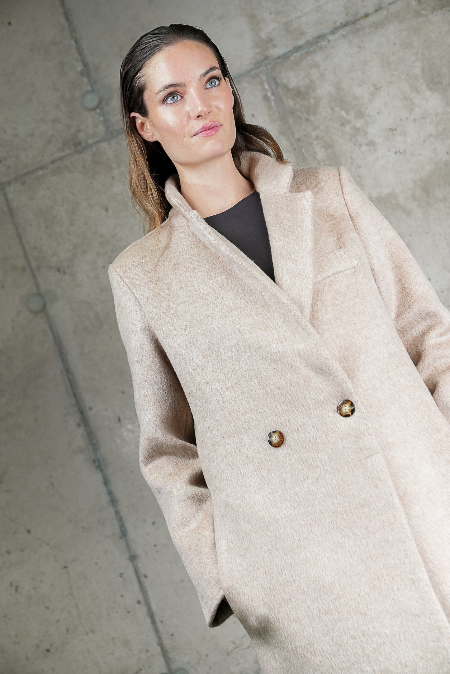 ABRIGO LEONOR BEIGE 100% LANA