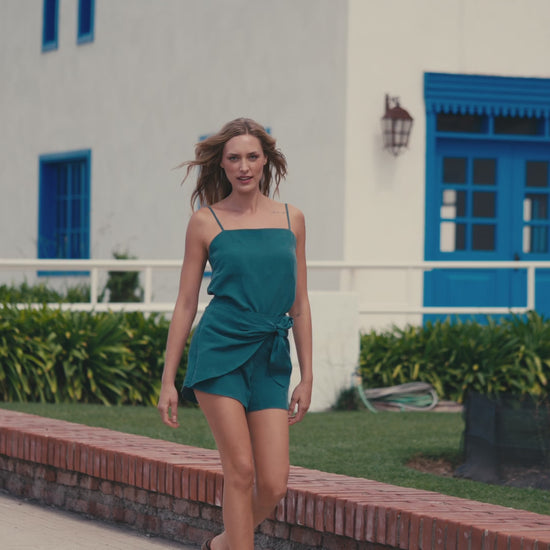 Short Roberta Lino Petróleo con Blusa Lucrecia