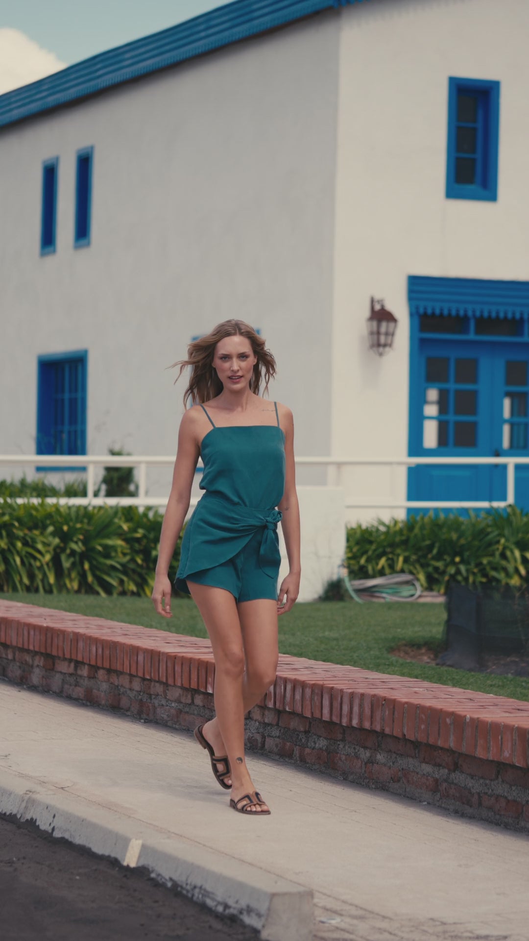Short Roberta Lino Petróleo con Blusa Lucrecia