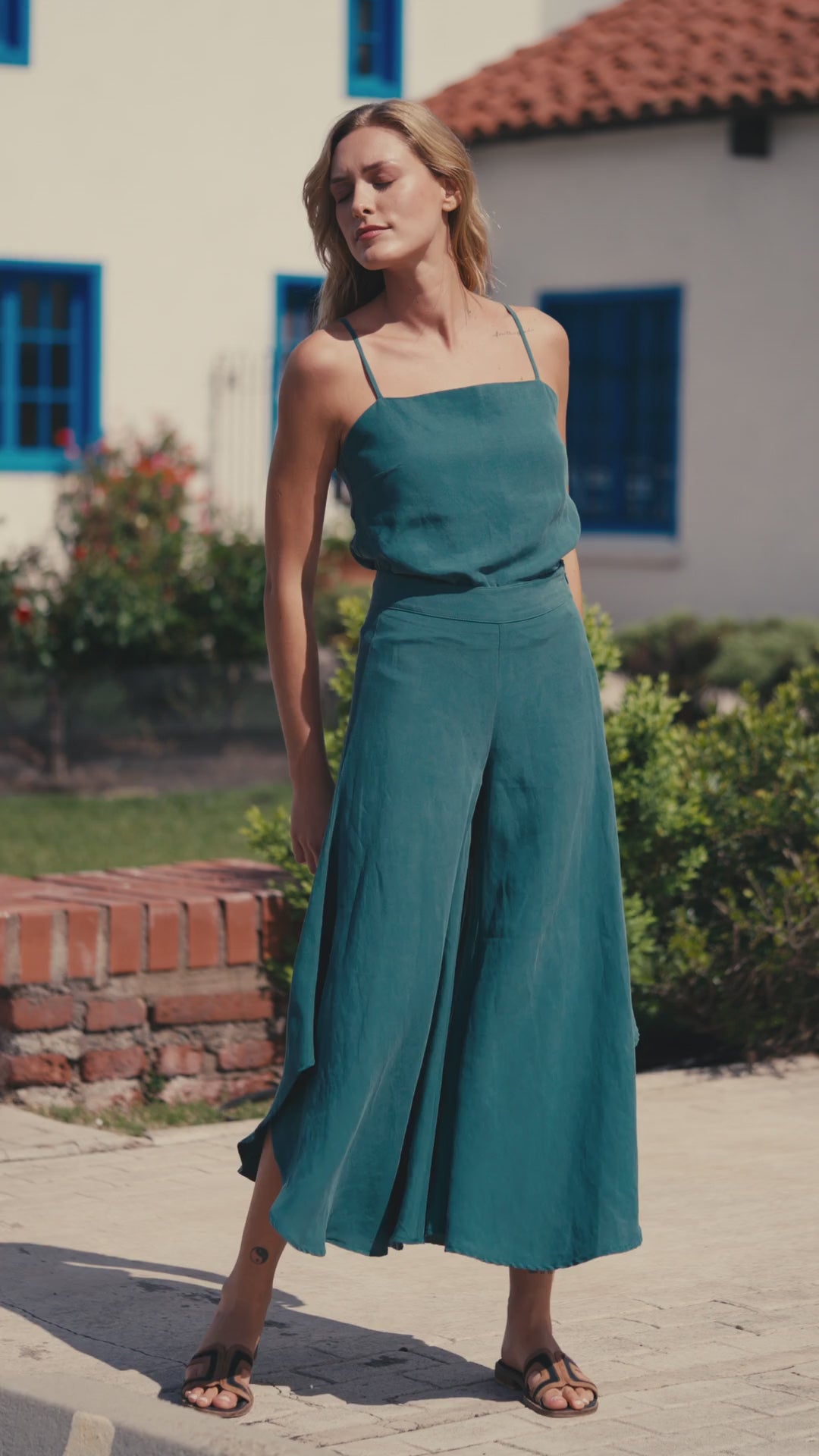 Pantalón Josefina Lino Petróleo con Blusa Lucrecia