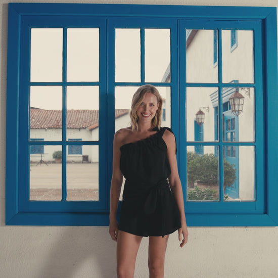 Short Roberta Lino Negro con Blusa Sofía