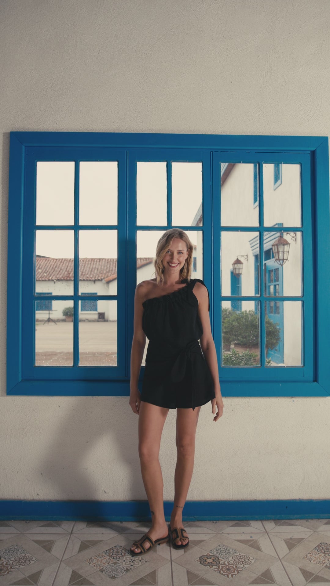 Short Roberta Lino Negro con Blusa Sofía
