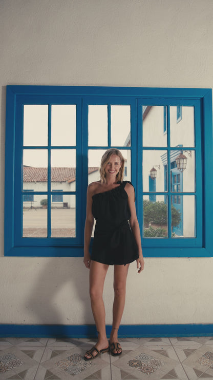 Short Roberta Lino Negro con Blusa Sofía