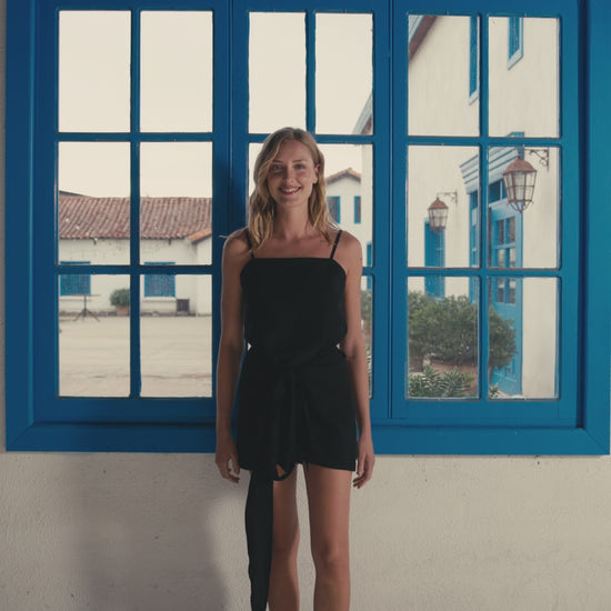 Short Rebeca Lino Negro con Blusa Lucrecia