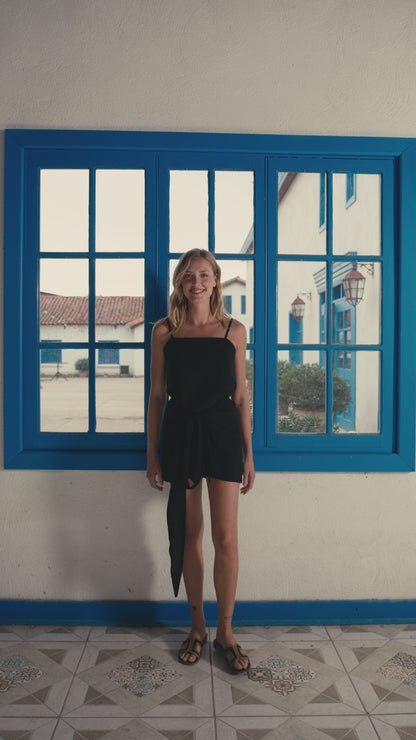 Short Rebeca Lino Negro con Blusa Lucrecia