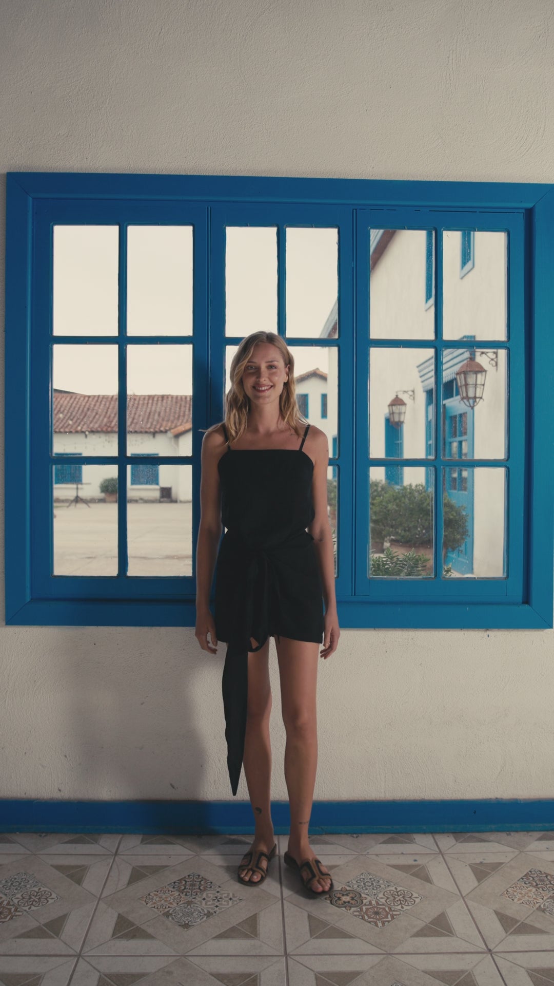 Short Rebeca Lino Negro con Blusa Lucrecia